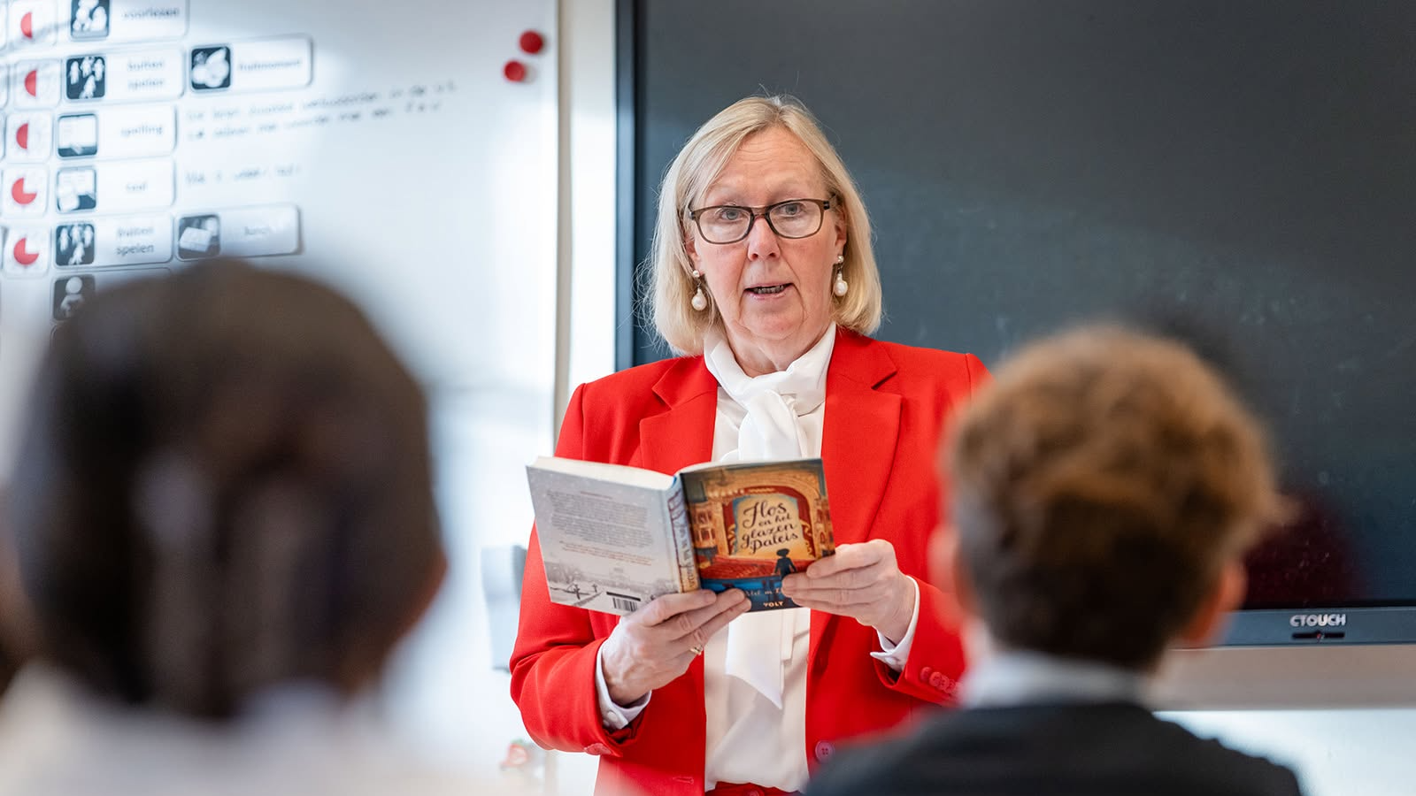 Wethouders lezen voor tijdens de Kinderboekenweek