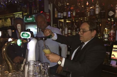 Arthur Sterk tapt een biertje tijdens het Politiek Café