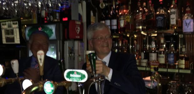 Theo tapt een biertje tijdens het Politiek Café