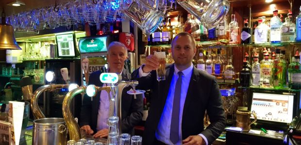 Rudmer tapt een biertje tijdens het Politiek Café