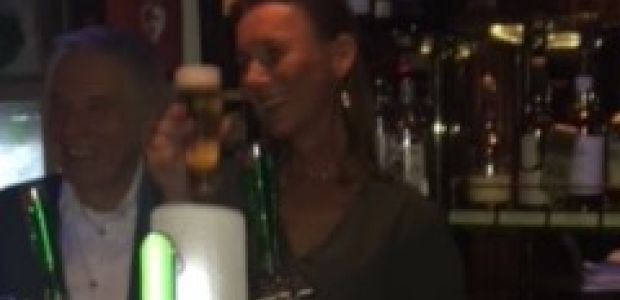 Caroline tapt een biertje tijdens het Politiek Café