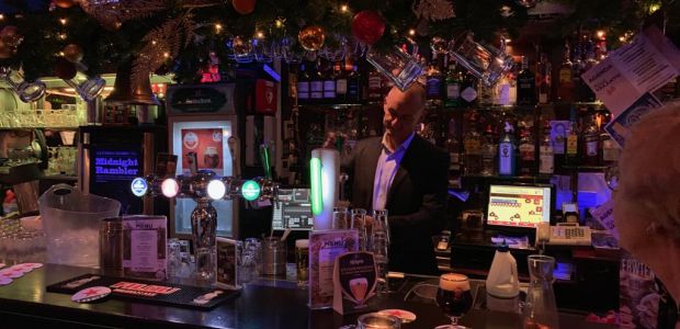 Peter Ouwendijk tapt een biertje bij het Politiek Café.