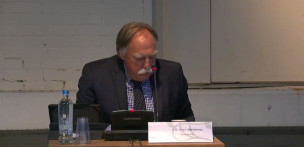 Fractievoorzitter Coen Sleddering tijdens het Kaderdebat.