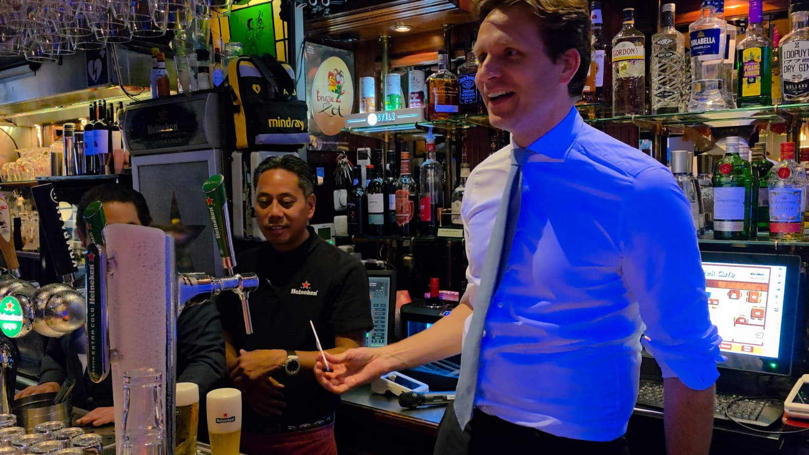Vincent Karremans tapt een biertje