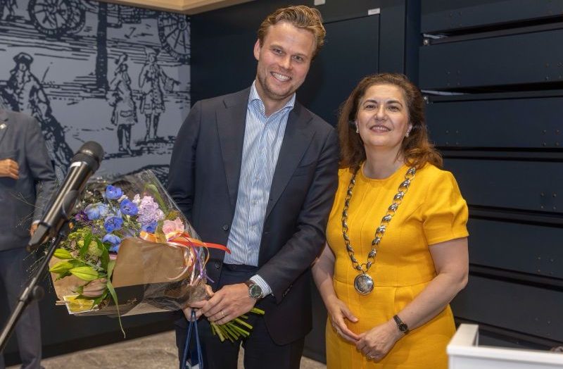Folkert Stuij en burgemeester Huri Sahin