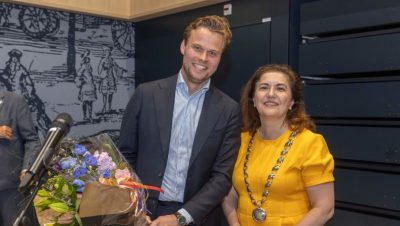 Folkert Stuij en burgemeester Huri Sahin