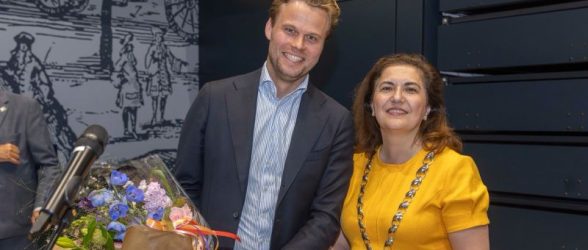 Folkert Stuij en burgemeester Huri Sahin