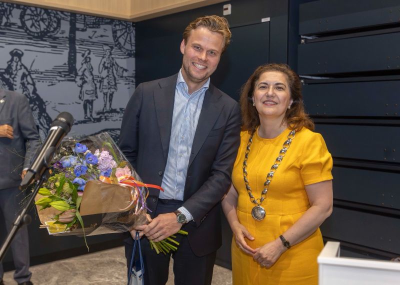 Folkert Stuij en burgemeester Huri Sahin