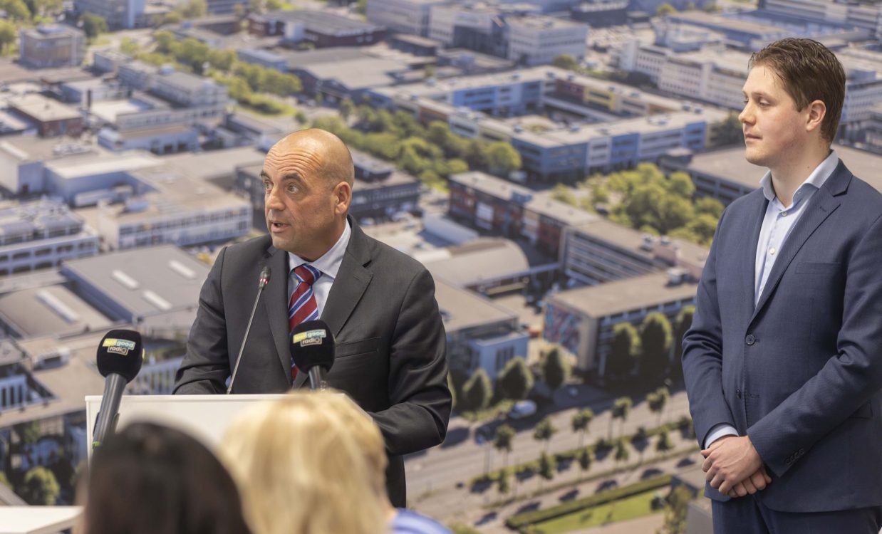Werner van Damme en Jordy Loof bij de presentatie van het coalitieakkoord