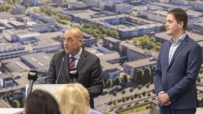 Werner van Damme en Jordy Loof bij de presentatie van het coalitieakkoord