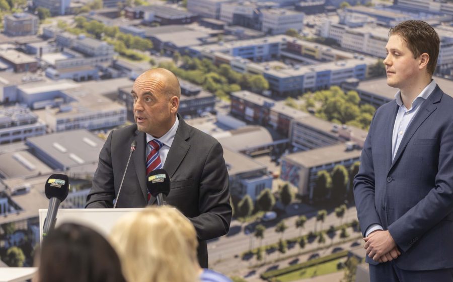 Werner van Damme en Jordy Loof bij de presentatie van het coalitieakkoord