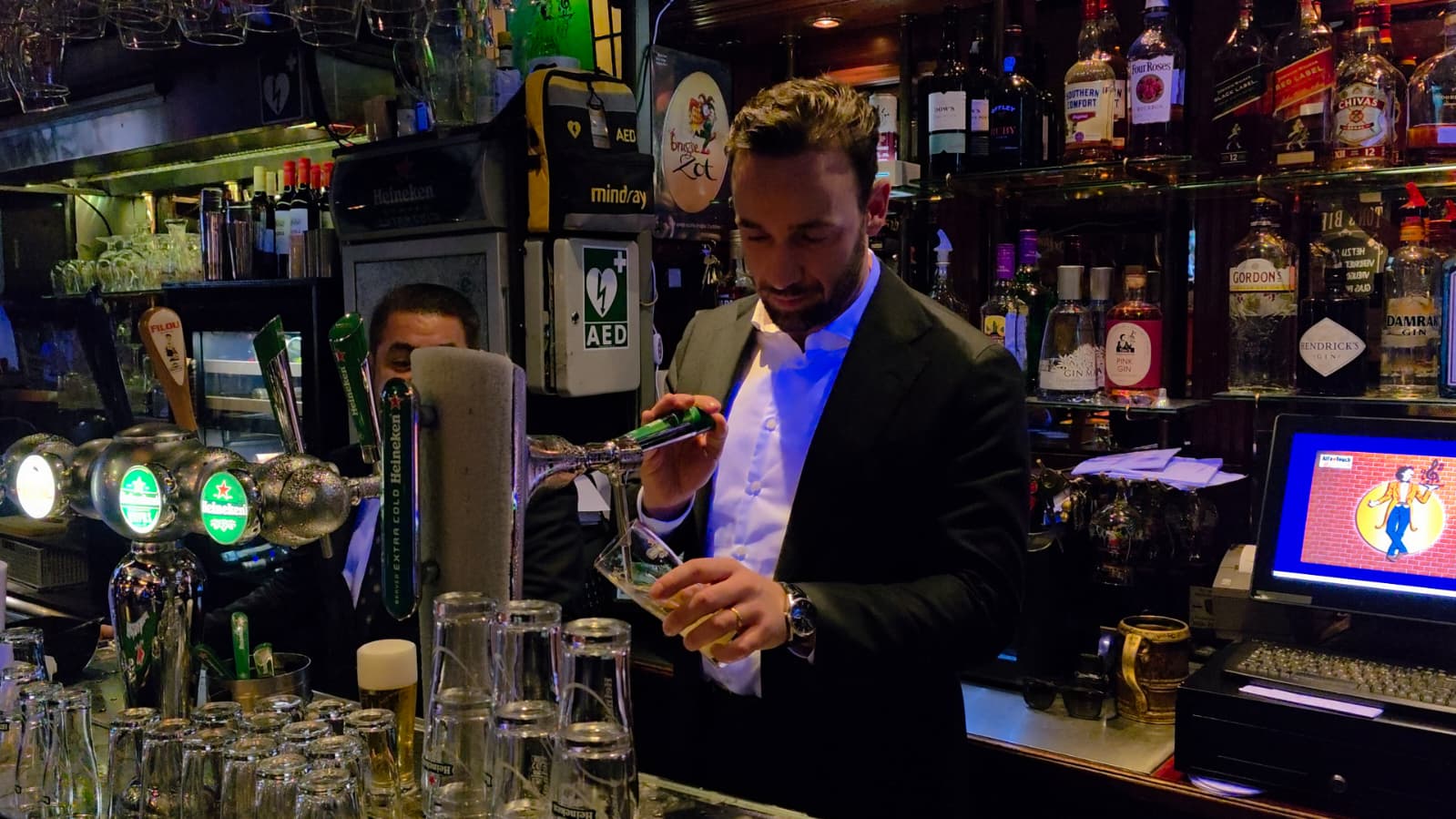 Silvio Erkens tapt een biertje